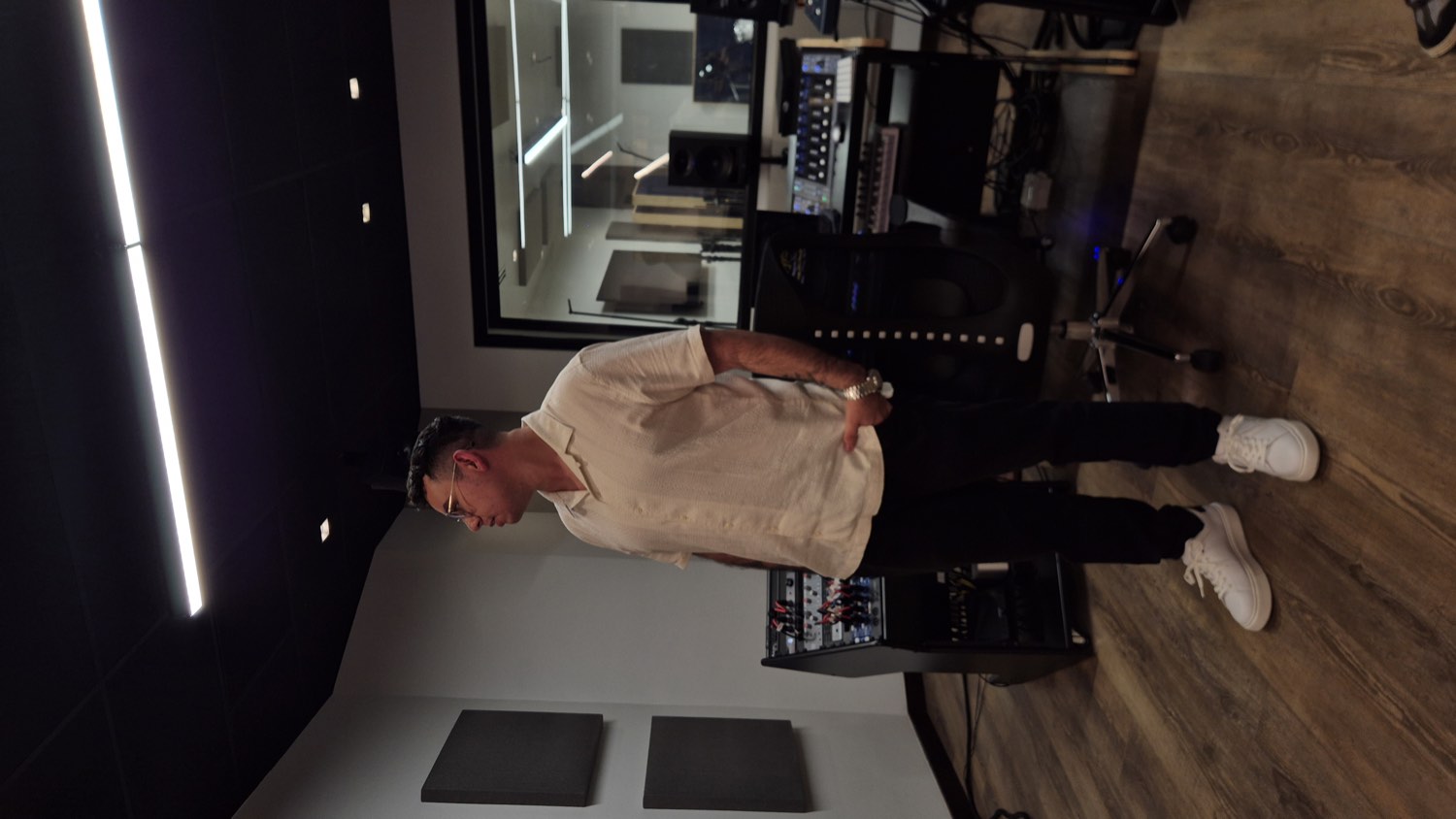 Juan Carlos Deras de pie en la sala de control del estudio